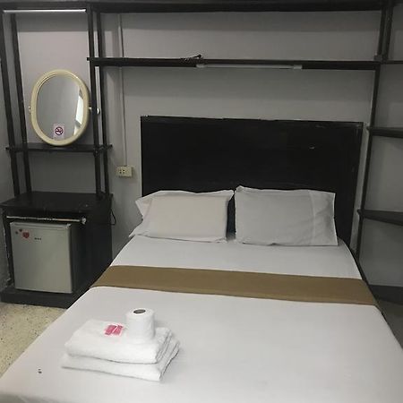 Scandalic Bar And Guest House Pattaya Exteriör bild